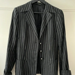 Marimekko blazer  - Marimekko merkkinen Ritva fallan suunnittelema jakku takki Pellava blazer Sopii hyvin 38-40 kokoiselle Siistissä kunnossa  Tapaaminen Tampereella tai postitus