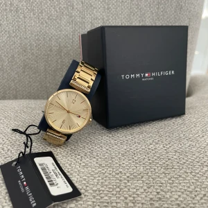 Tommy Hilfiger klocka - Elegant klocka, sprillans ny, aldrig använd, säljer den för att jag ej passar i klockor, köppte den för 2 199 kr säljer den för 1 200 kr