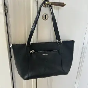 En svart super najs handväska från Calvin Klein, köpt i usa💞