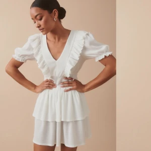 Vit klänning - Säljer denna superfina klänning från Gina tricot. Endast använd en gång😊