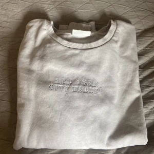 Blå tröja från Kappahl - Blå tröja med trycket ”New york city ballet” storlek 158/164 använd få gånger! Säljer för jag inte andvänder den längre