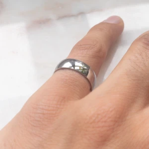 Silvrig ring - Dessa modeller är inte justerbara! Dom kommer i en tunn, mellan och bred design!💕 Ringarna finns i guldig design och silver! Ringarna kommer i storlekar 6,7,8,9! Om du har en fråga är det bara att skriva!