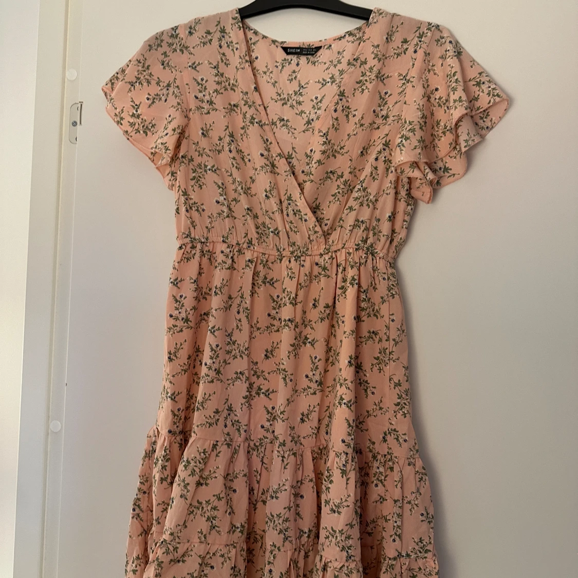 Rosablommig klänning 