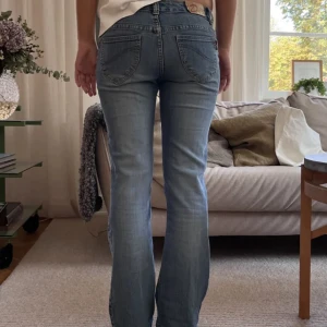 Lågmidjade Jeans - Säljer dessa snygga lådmidjade jeans!! (Lånade bilder av den person jag köpte de av)❤️‍🔥❤️‍🔥