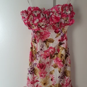 Klänning  - Aldrig använt. 