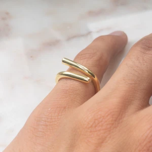 Ring från Yomie - Yomie har fina kvalitativa prisvärda ringar som endast kostar 99kr 💕 Alla är vattentäta och gjorda av rostfritt stål 💛 Ringarna orsakar alltså inga utslag 💕Denna ring är justerbar & i färgen guld 💛 För fler frågor/bilder skicka ett meddelande💕