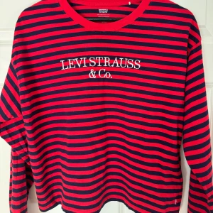 Randig tröja från Levis - Tunn långärmad randig tröja från Levis. Röd och mörkblå, storlek S. Använd en gång, köpt för 600kr.  