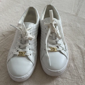 Michael kors - Michael kors skor, använda vid 2 tillfällen, storlek 39, sommar skor  Nypris: 1499kr, kvitto/bevis finns 