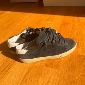 Ysl skor  - Säljer minna ysl skor som passar perfekt nu till sommarn, dom är i ok skick, (6/10) De är äkta och har mycket kvar att ge nypris ca (6000), storlek 41 men passar även 42, säljs för 2000 går att förhandla,  Vid frågor bara att skicka dm