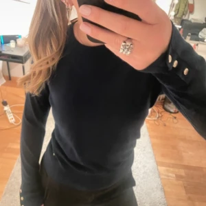 Tröja  - Säljer denna fina tröjan som har knappar på sidan av armen. Super skönt material och är i färgen marinblå🩷 lånade bilder!! Skicka om du vill ha egna bilder 