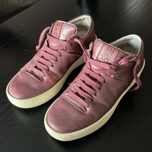 Jim Rickey sneakers - Vinröda sneakers från Jim Rickey, väl använda!