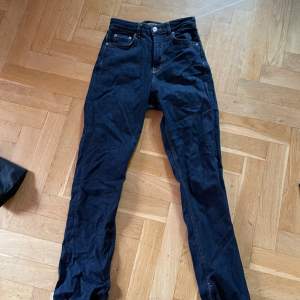 Jeans från ginatricot som hans använts några gånger. Dom är högmidjade i storlek 34.