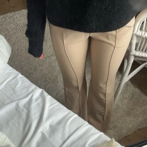 Kostymbyxor  - Så fina beigea kostymbyxor som passar till alla årstider & tillfällen! De är högmidjade & väldigt sköna & lite mer ljusare beige i verkligheten än på bilden😇Har en slit längst ner på benen.