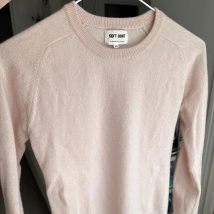 kaschmirtröja softgoat - kaschmirtröja från softgoat. använd vid enstaka tillfälle så väldigt fint skick (men något nopprig som kaschmir lätt blir)! liten slits vid armsluten🌸