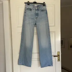 Blå jeans från lager 157 i använt skick men har inga tecken på användning. Storlek XS. Är höga i midjan och raka / något utsvängda ben. Skickar mer bilder om de efterfrågas. Fraktkostnad tillkommer 💕