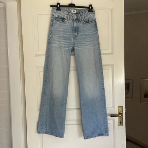 Jeans - Blå jeans från lager 157 i använt skick men har inga tecken på användning. Storlek XS. Är höga i midjan och raka / något utsvängda ben. Skickar mer bilder om de efterfrågas. Fraktkostnad tillkommer 💕