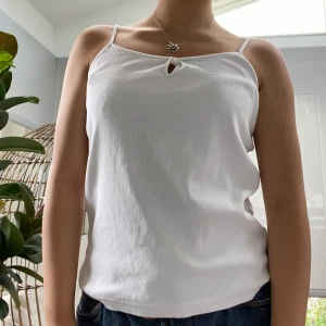 Vitt linne med knapp - I fint skick