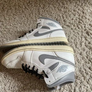 Air Jordan 1 Mid White/Stealth Grey  - kostar 2000-3000 nya Bra kvalitet billiga snabb frakt inlämning Rengjorda 