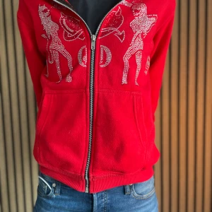  rhinestone fullzip  - En rigtigt fett tröja i topp skick. I storleken s. Den är rigtigt fräsch har inga skador eller fläckar. Priset är ej hugget i sten
