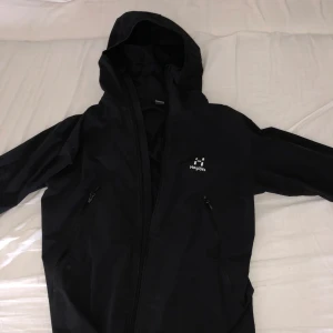 Haglöf Jacka - Säljer nu min helt felfria haglöf jacka. Använd ett fåtal gånger, inga skador eller märken på jackan. Strl M men kan passa S