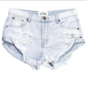 One teaspoon jeans shorts - Lågmidjade jeans shorts som är köpta på vinted som endast är testade. De är köpta för 500kr. Säljer eftersom de är för små för mig!💓