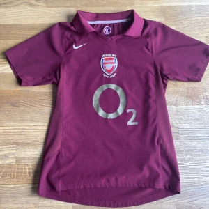 Arsenal, Thierry Henry hemmatröja 2004/05 - Jag säljer den eftersom den är för liten nu. Tröjan är använd ett fåtal gånger och trycket lossnar ej i tvätt.