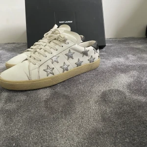 Saint Laurent California star sneakers🙌 - Tjena! Säljer nu dessa snygga Saint Laurent skorna som passar perfekt nu till sommaren! Skorna är i storlek 44. Skicket på skorna är 9,5, grymt bra skick. Till skorna tillkommer original boxen. Nypris: ~7000kr. Självklart äkta! Hör av er vid frågor🙌🥂