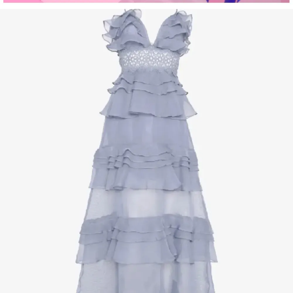 Säljer denna jättefina balklänning från true decadence❣️säljer eftersom jag har en annan💓 jättefint skick! Skulle säga att färgen är lite mörkare i verkligheten!! Nypris: 2099kr. Klänningar.