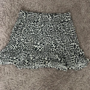 Leopardkjol med volang - Jag säljer en volangkjol med leopardmönster då den inte längre kommer till använding! Väldigt fin och bra skick!