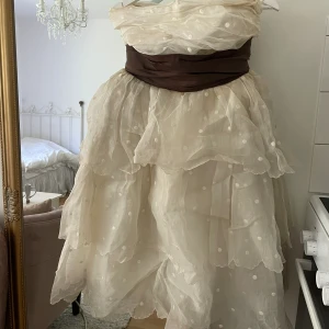 Vintage klänning  - Jätte snygg vintage festklänning / klänning i storlek xs. Kan frakta med kan även mötas upp. Finns i Stockholm . Kan tänka mig sänka priset vid snabbköp