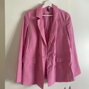 Rosa kavaj - Fint skick, behöver strykas lite:) använda kanske ett tiotal gånger.