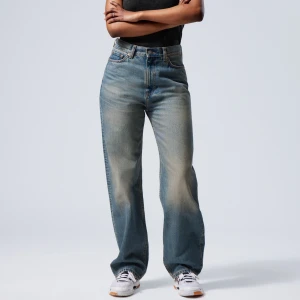 Weekday galaxy loose straight jeans - Unisex jeans från weekday. Helt nya/ oanvända då storleken ej passar mig. Stålblå. Storlek 29/34.