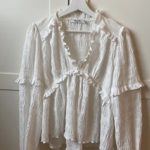 Vit blus  - Sjukt snygg blus från nakd❤️ Knappt använd, perfekt till sommaren❤️Storlek 34 skulle säga att den är som en XS/S