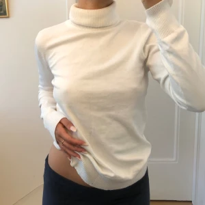 Långärmad tröja vit - Supersnygg och helt oanvänd långärmad tröja med polokrage! Perfekt till sena sommarkvällar🧚🏼‍♀️🧚🏼‍♀️