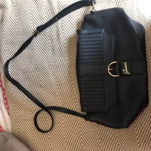 Guess väska - Svart guess väska, ser ny ut