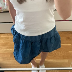 Blå kjol - En jättefin nästan lite mörkblå kjol i storlek 152💗