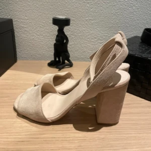 Klackskor - Superfina klackskor perfekt till balen eller sommaren!