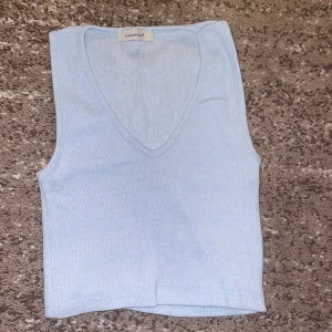 linne - babyblå linne, v ringad, cropped, ribbad, aldrig använd   Kontakta för mer info/fler bilder. Kan postas men köpare står för frakten, kan mötas upp i malmö. 