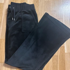 Juicy Couture byxor - Super Snygga mysiga och populära Juicy Couture byxor som kom tyvärr aldrig till användning pga att de var för långa för mig, har haft på mig dom ish två gånger.  OBS* dessa är mer lågmidjade och längre en den klassiska modellen. Nypris 1200kr. Hör av er vid eventuella frågor💕💕
