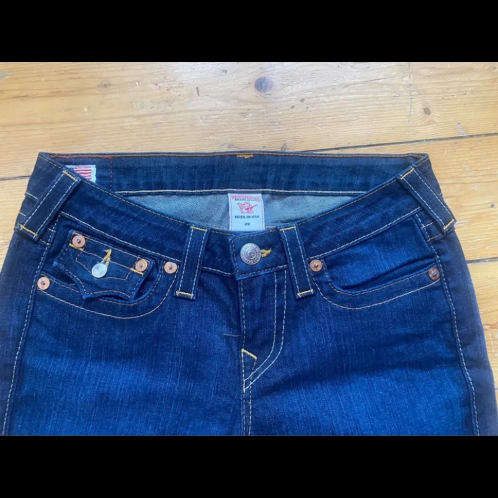 True religion jeans i storlek s-m midjemått 38cm  långa (dom är för långa för mig som är 170cm). Jeans & Byxor.