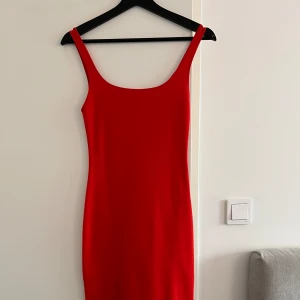 Klänning med slit - Klänning i storlek S med slitt på baksidan