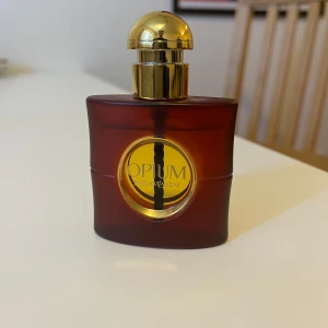 Yves Saint Laurent Opium EdP 30ml Eau De Parfum  - Endast testsprutad!  Framträdande noter av mandarin och bergamott har mystifierats med mellannoter av myrra och jasmin. Ett slutligt ackord av djup bärnsten med inslag av opoponaux ger doften dess berömda gnista. I en ch