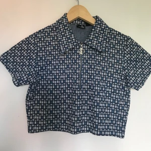 Mönstrad topp med krage - Så cool crop top med krage men den kommer inte till användning, helt enkelt! Bra skick