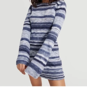 Klänning  - Jätte snygg klänning från Nelly💗köpt för 600 kr, inga defekter💗jag är ca 165 cm💗