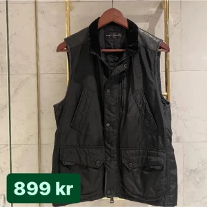 Svart Ralph Lauren väst  - Svart Ralph Lauren väst i mycket gott skick. Hög kvalité. Köpt i butik för över 3000 kr.      Storlek: M      Tryck på ”Köp nu” för att köpa