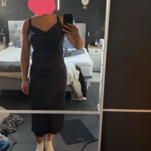 Balklänning/festklänning - En väldigt fin klänning, använt en gång på bröllop. Köpte för 799 i Kroatien i en ”handgjord” butik där dom sydde den utefter mina önskemål. Pris kan diskuteras