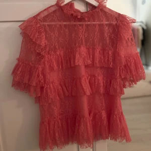 By malina topp - SÅ fin och unik! aldrig använd, endast testad så skulle säga att den därav är i nyskick 🩷väldigt fin och unik korall färg. köp nu 🩷