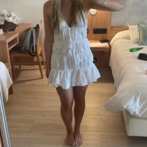 Zara klänning - Såå fin zara klänning! De andra två bilderna är lånade🤍 lapp kvar 🤍 