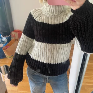 Stickad tröja - Stickad med hög krage och större i armarna. Hittade ingen storlek men passar s/m, jag är s
