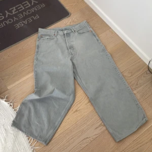 Weekday Astro jeans, riktigt baggy - Ett par riktigt baggy weekday astro jeans med en väldigt fin fade på, dom är även uppsydda lite för att få dom extra baggy. Är 180 och de passar bra. Bra skick.